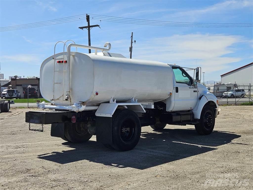 Ford F-750 Cisterna