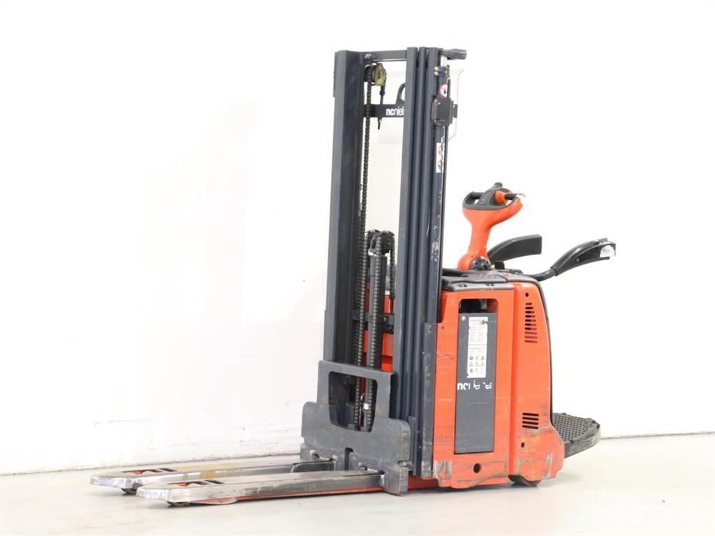 Linde D12AP/133 Transpallet uomo a terra