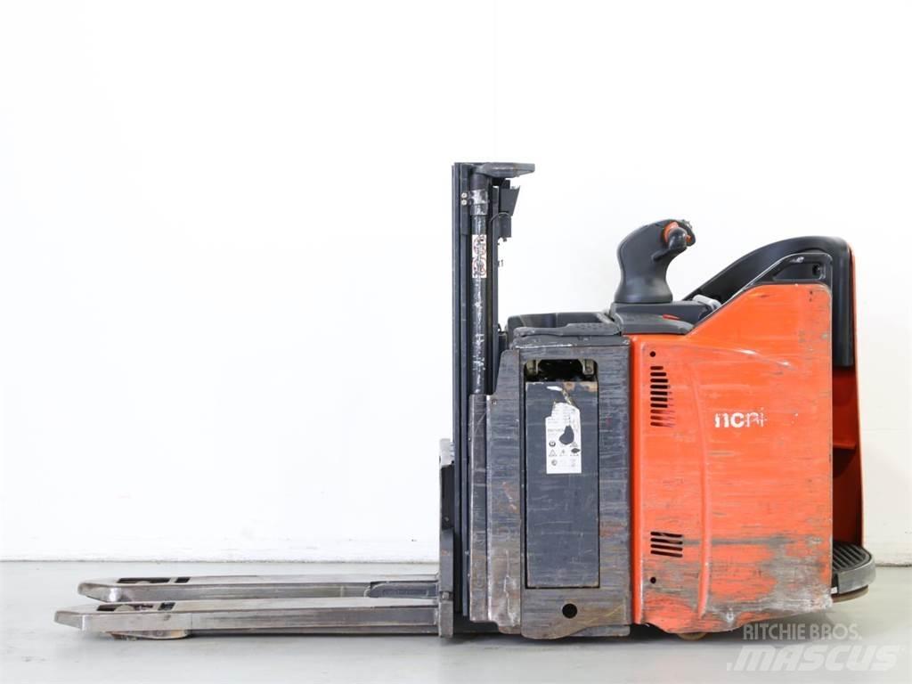Linde D12HPSP/133 Transpallet uomo a terra