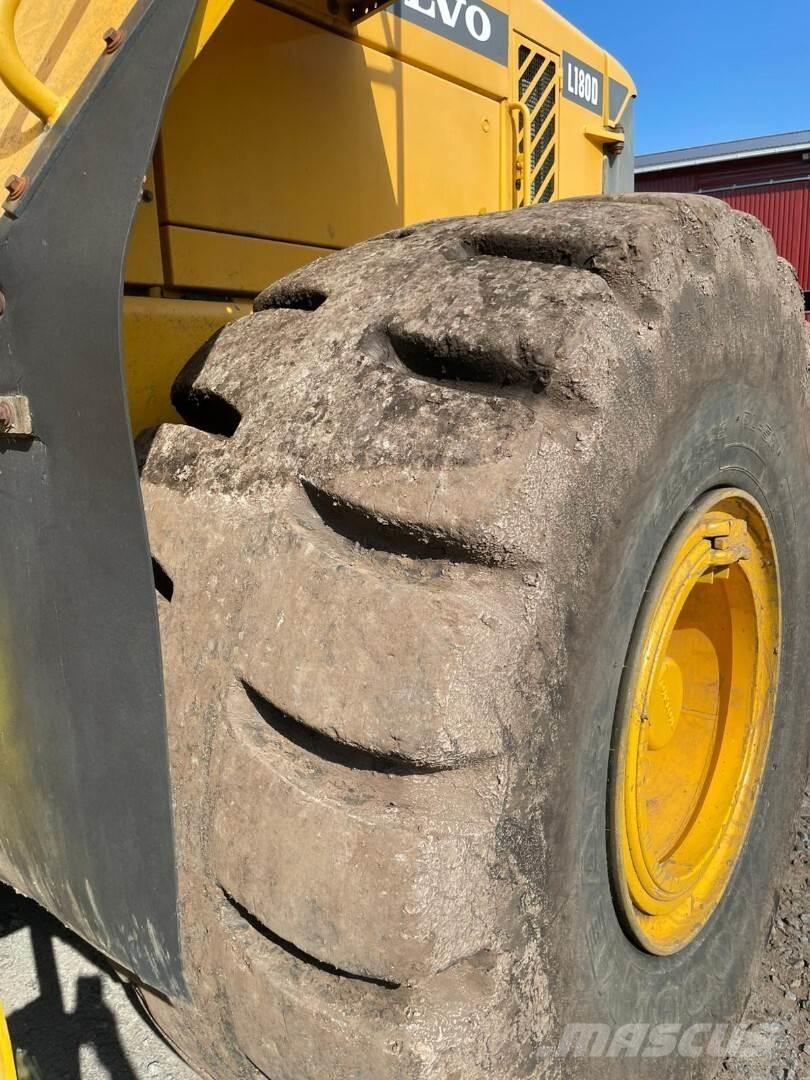 Volvo L180D Pale gommate