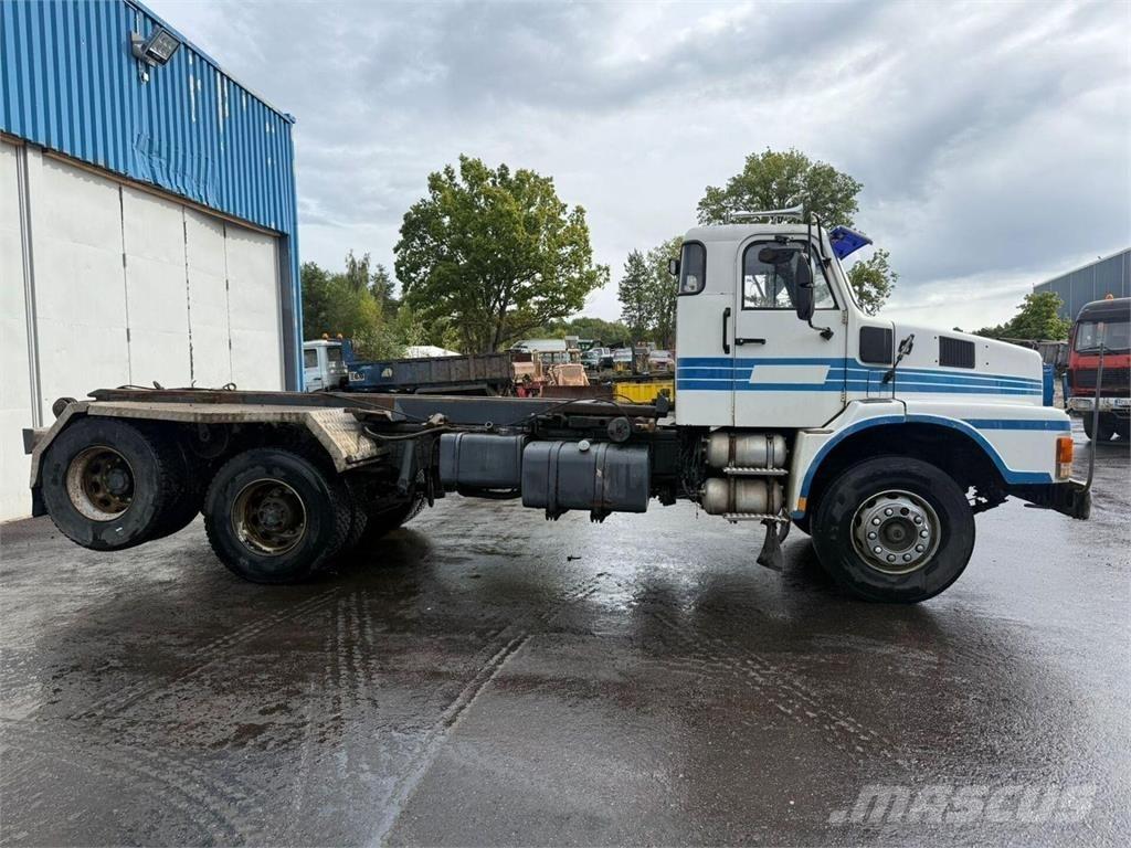 Volvo N10 6x2 Camion con gancio di sollevamento