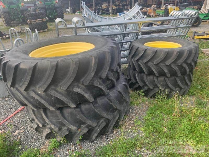 Firestone Däck på fälg Pneumatici, ruote e cerchioni