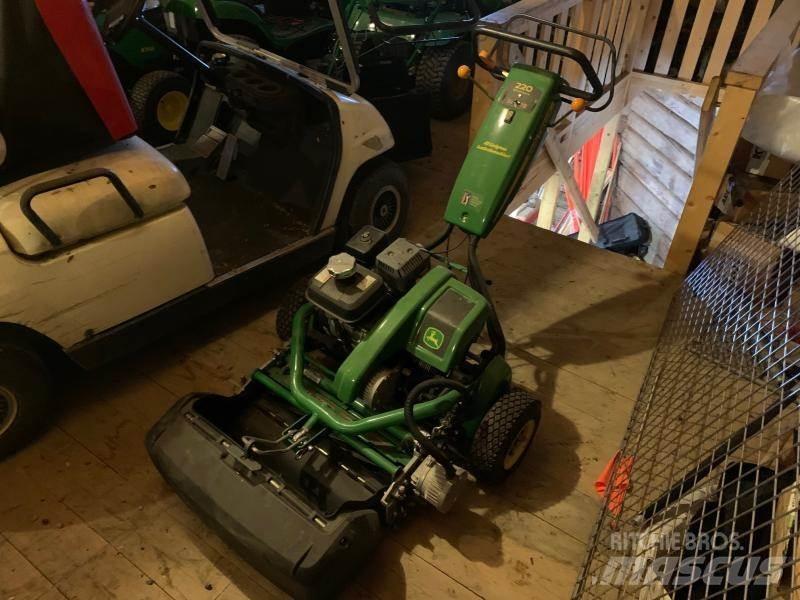 John Deere 220 Trattorini tagliaerba