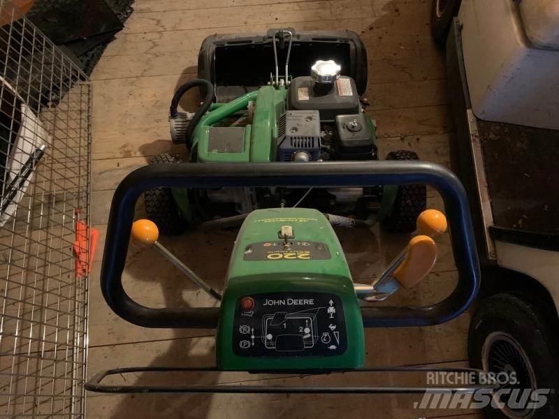 John Deere 220 Trattorini tagliaerba