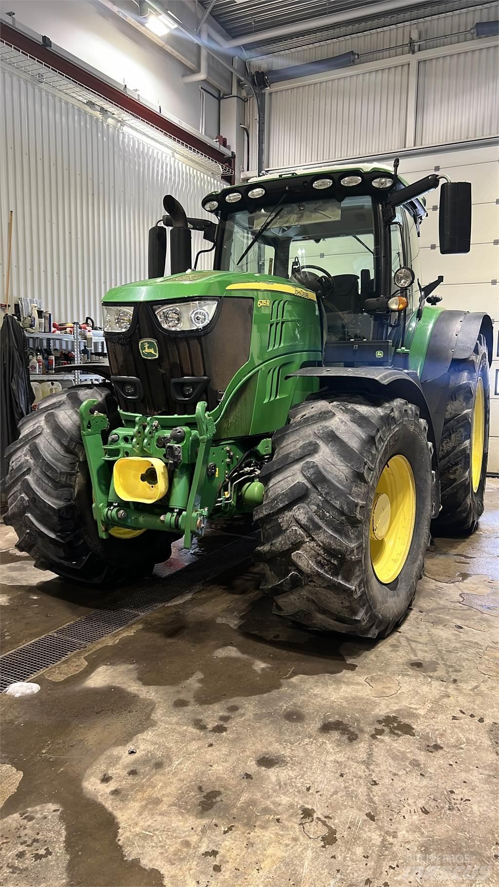 John Deere 6215R Trattori