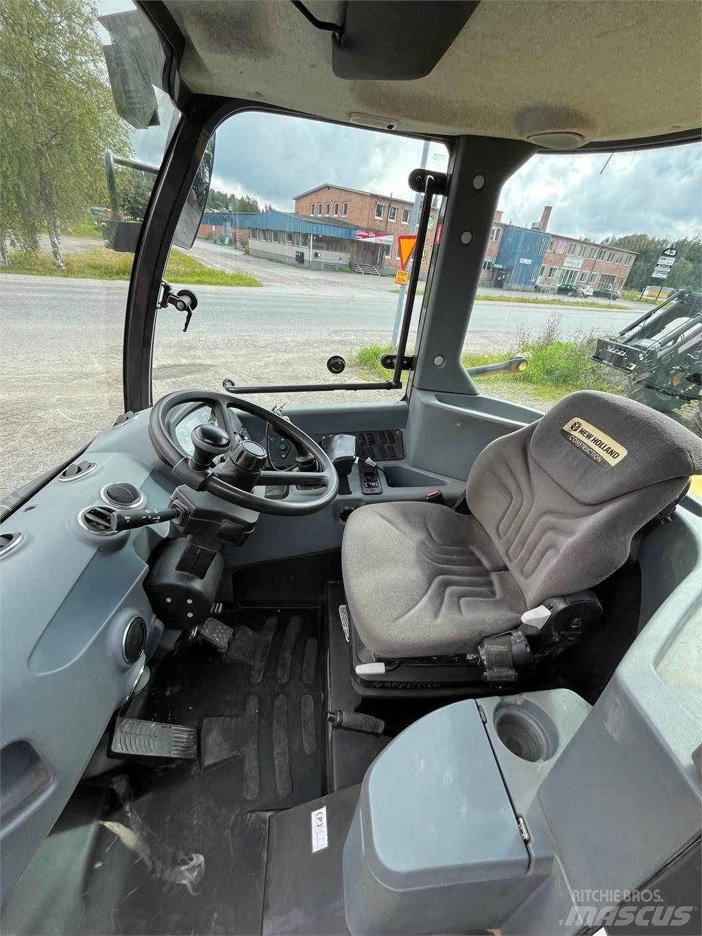 New Holland W70C Pale gommate