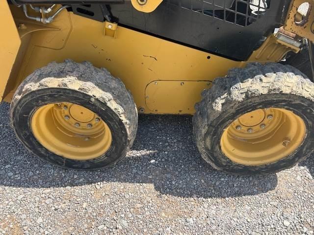 CAT 232D Pneumatici, ruote e cerchioni