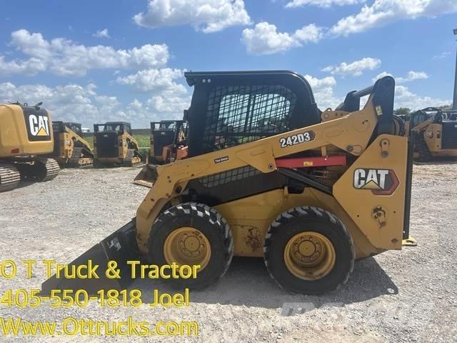 CAT 242D3 Pneumatici, ruote e cerchioni