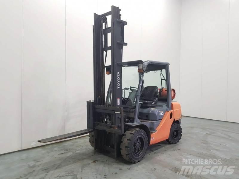 Toyota 8FGF30 Carrelli elevatori GPL
