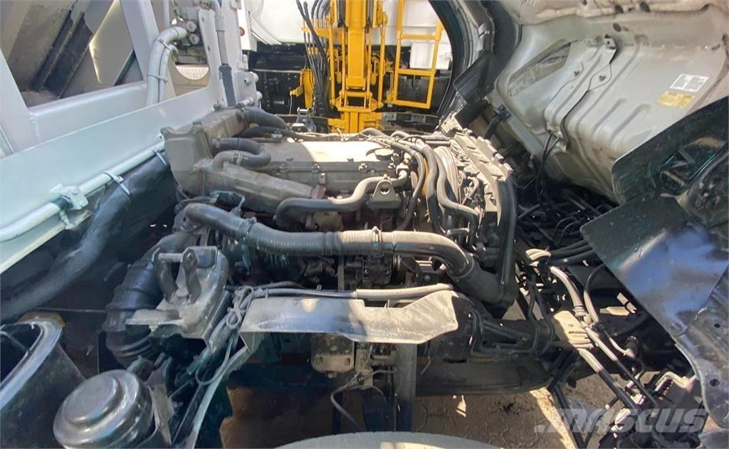 Isuzu NRR Camion dei rifiuti