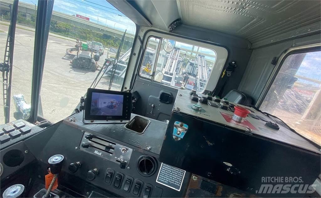 Mack MR688S Camion dei rifiuti