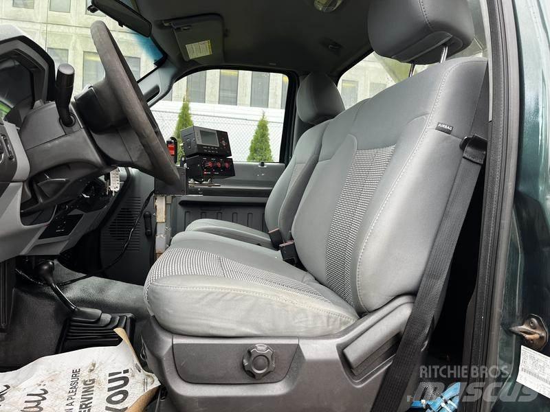 Ford F-550 Lame spazzaneve e aratri