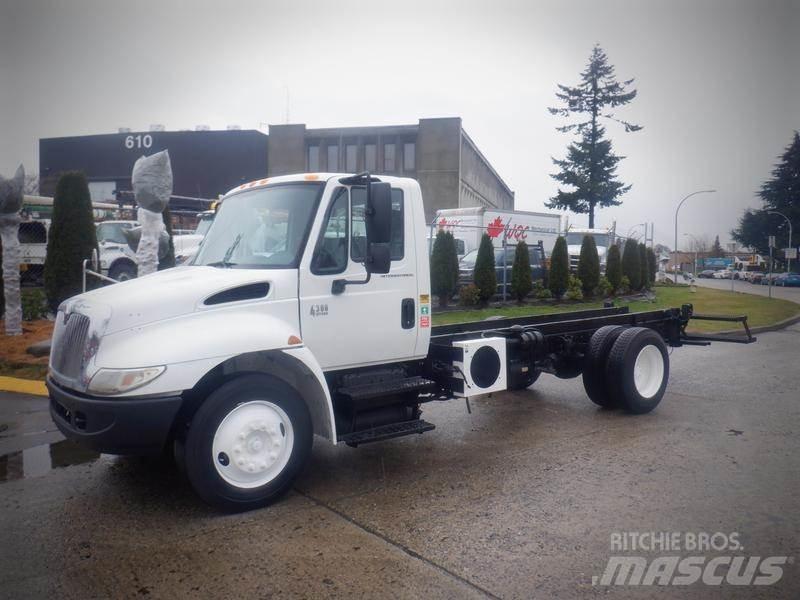 International 4300 Autocabinati