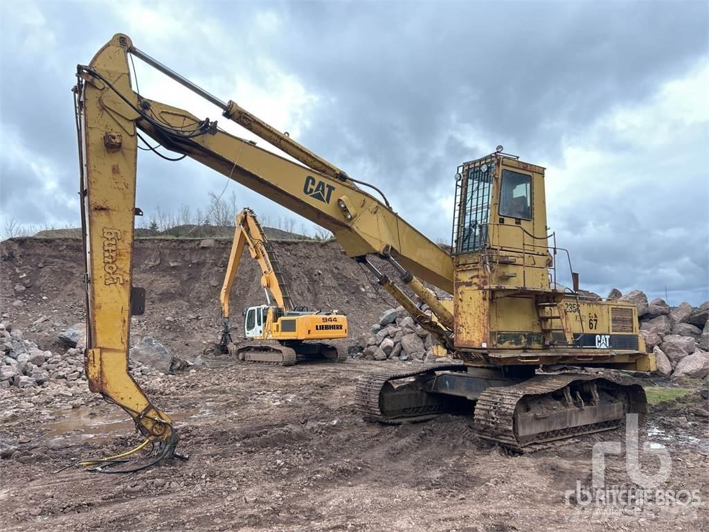 CAT 235C Movimentazione rifiuti