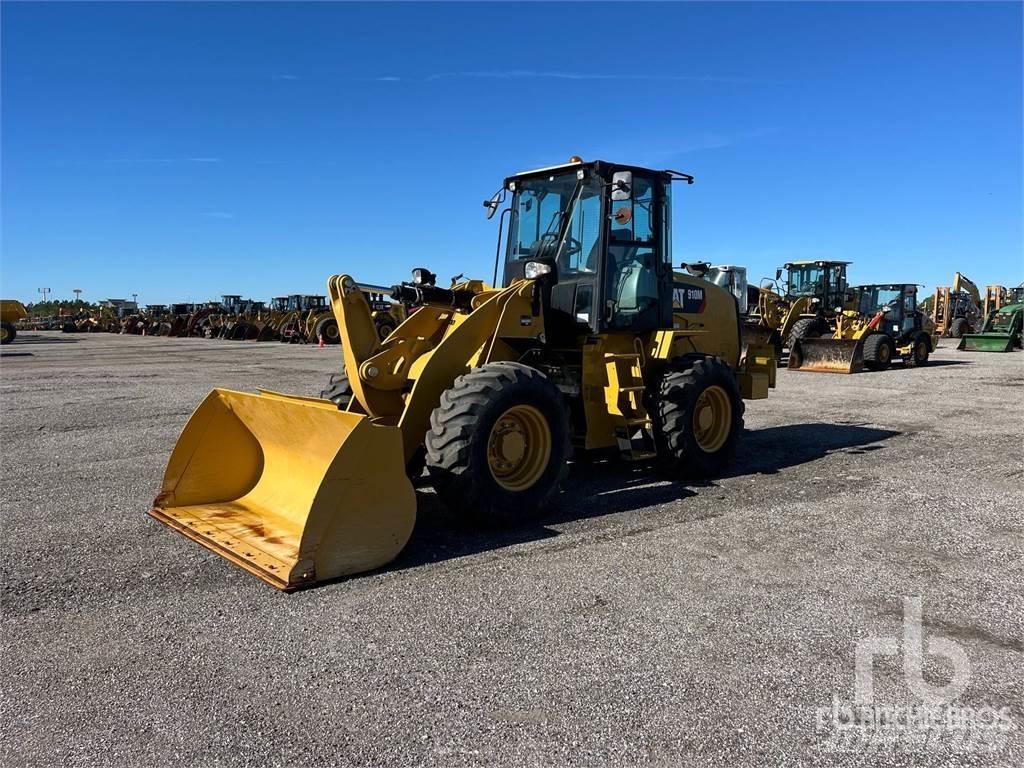 CAT 910M Pale gommate