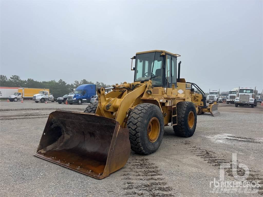 CAT 928F Pale gommate