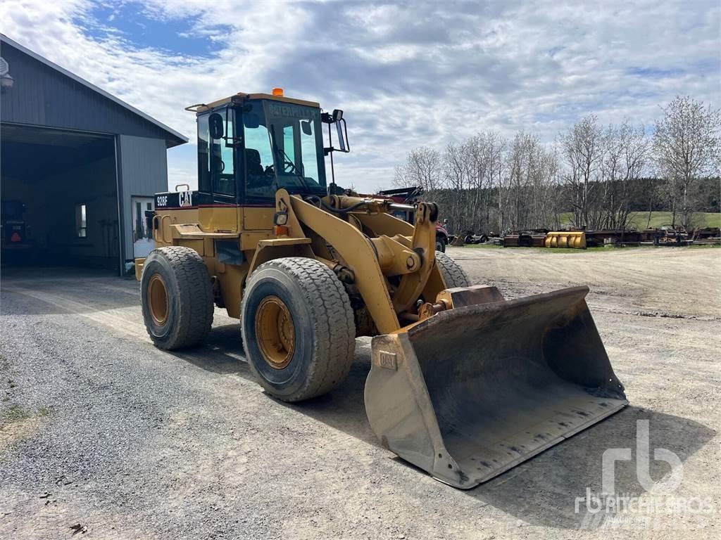 CAT 928F Pale gommate