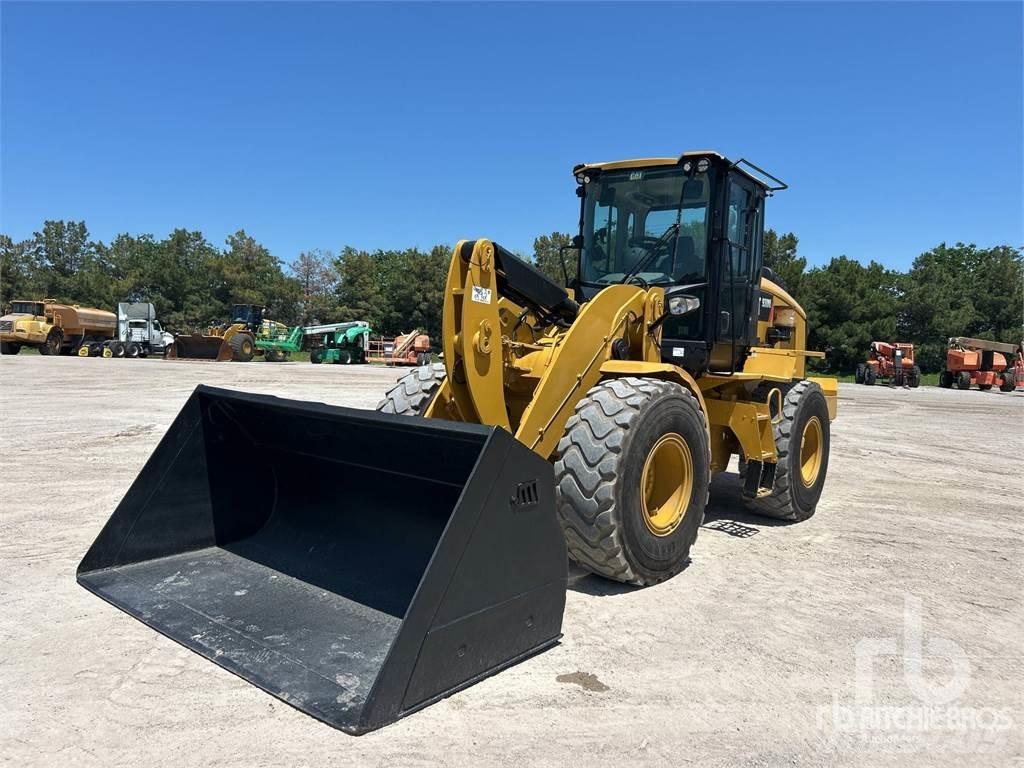 CAT 930M Pale gommate