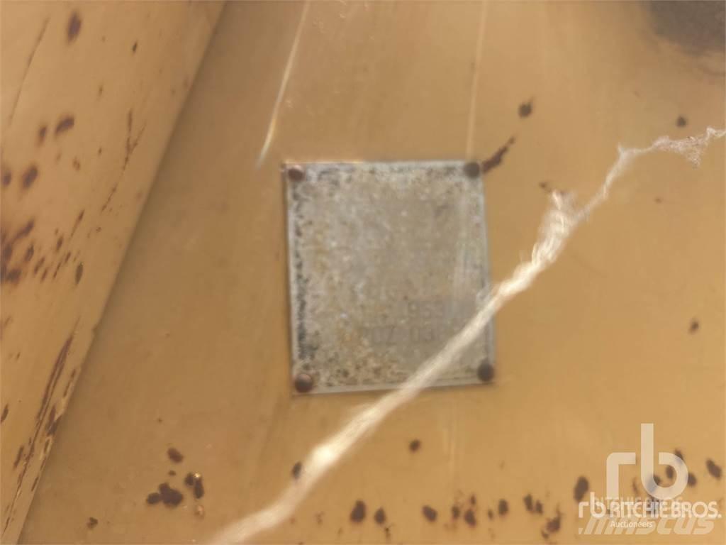 CAT 953 Pale cingolate