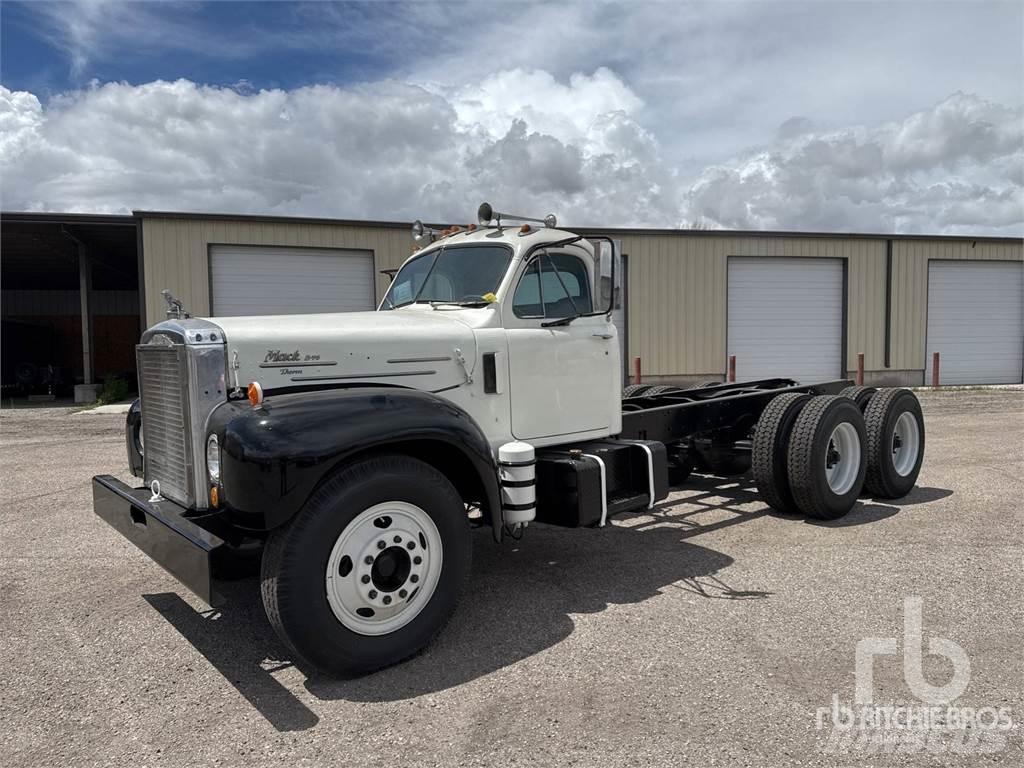Mack B753S Autocabinati