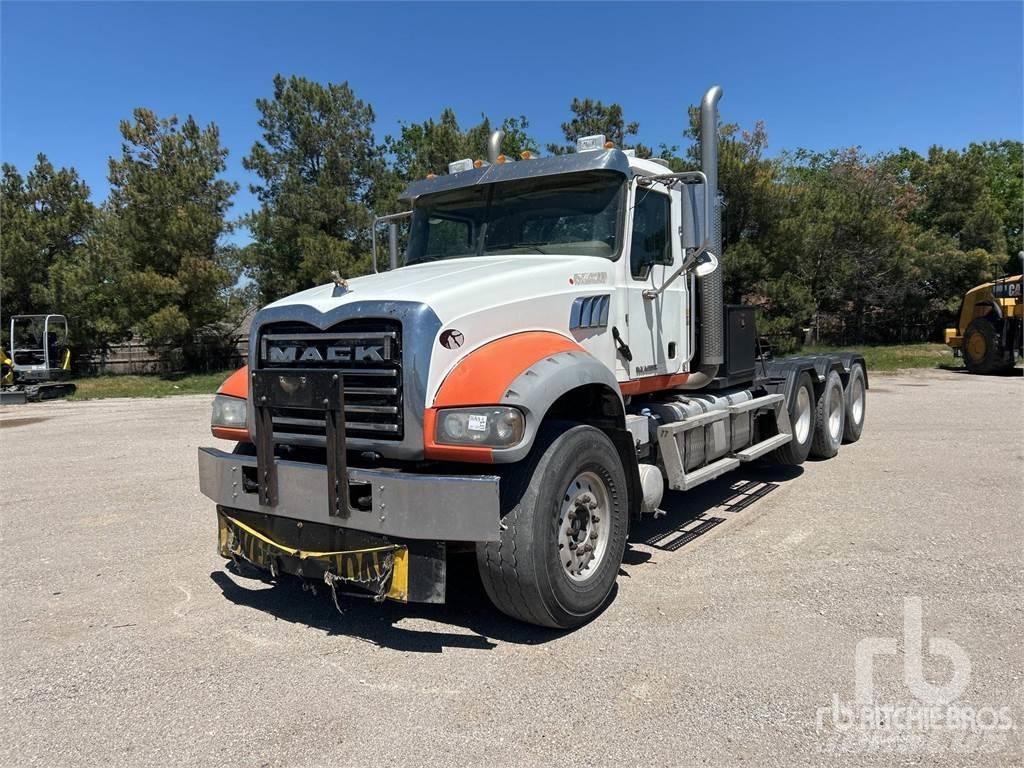Mack GU713 Autocarro pianale / argano