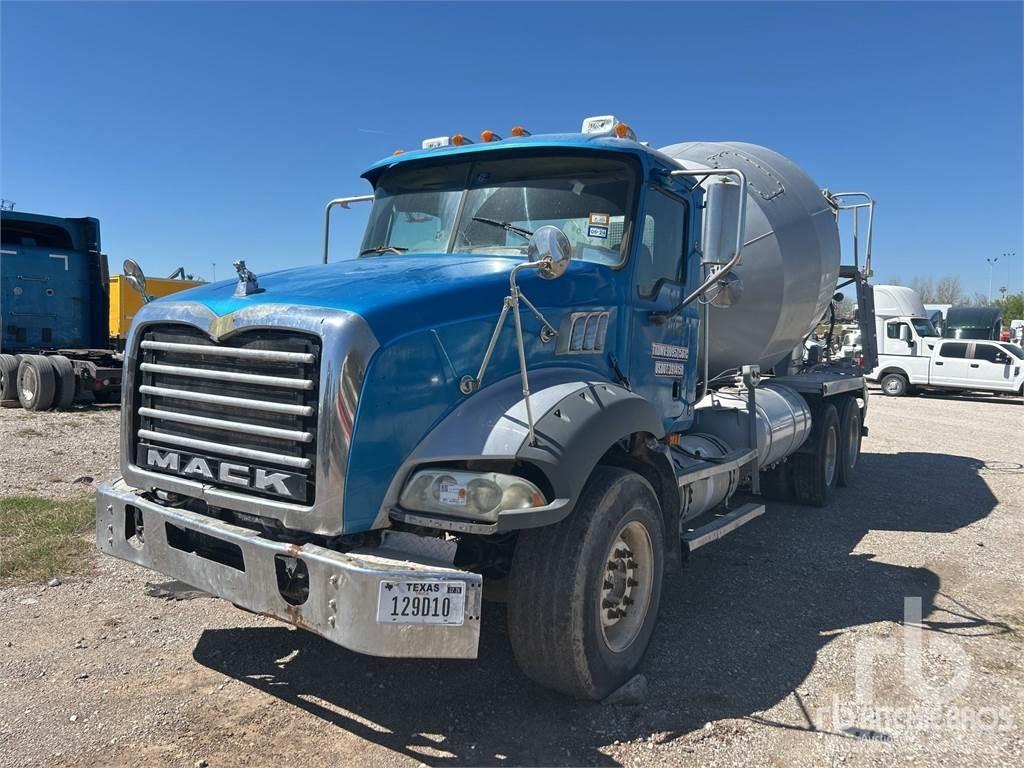 Mack GU813 Betoniere