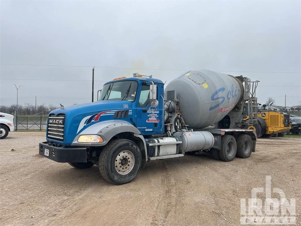 Mack GU813 Betoniere