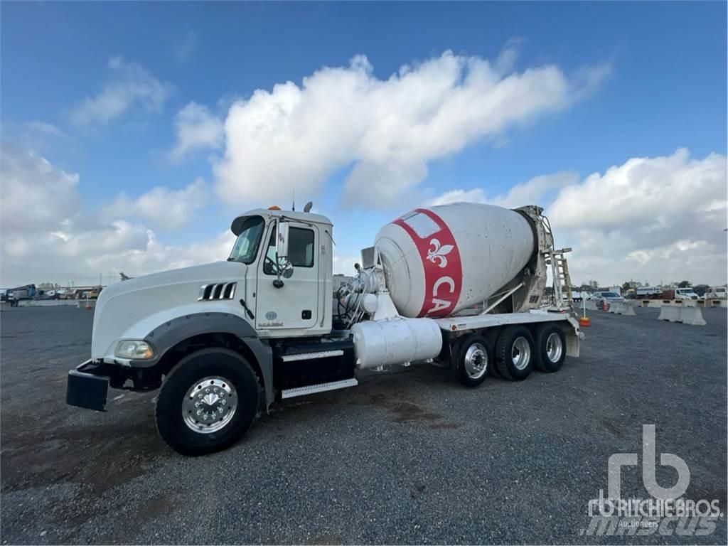 Mack GU813 Betoniere