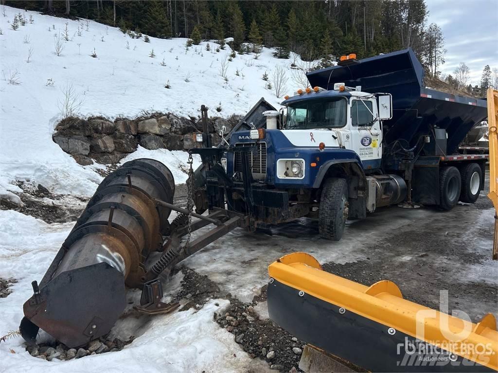 Mack RB688S Lame spazzaneve e aratri