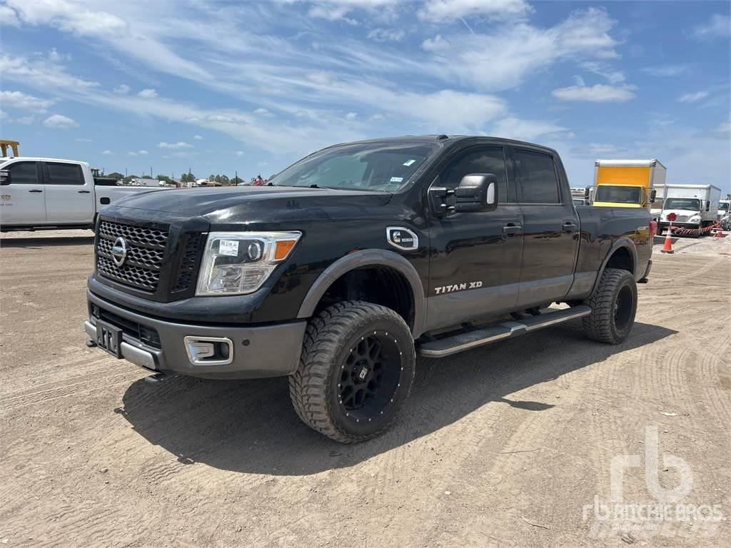 Nissan TITAN Pick up/Fiancata ribaltabile
