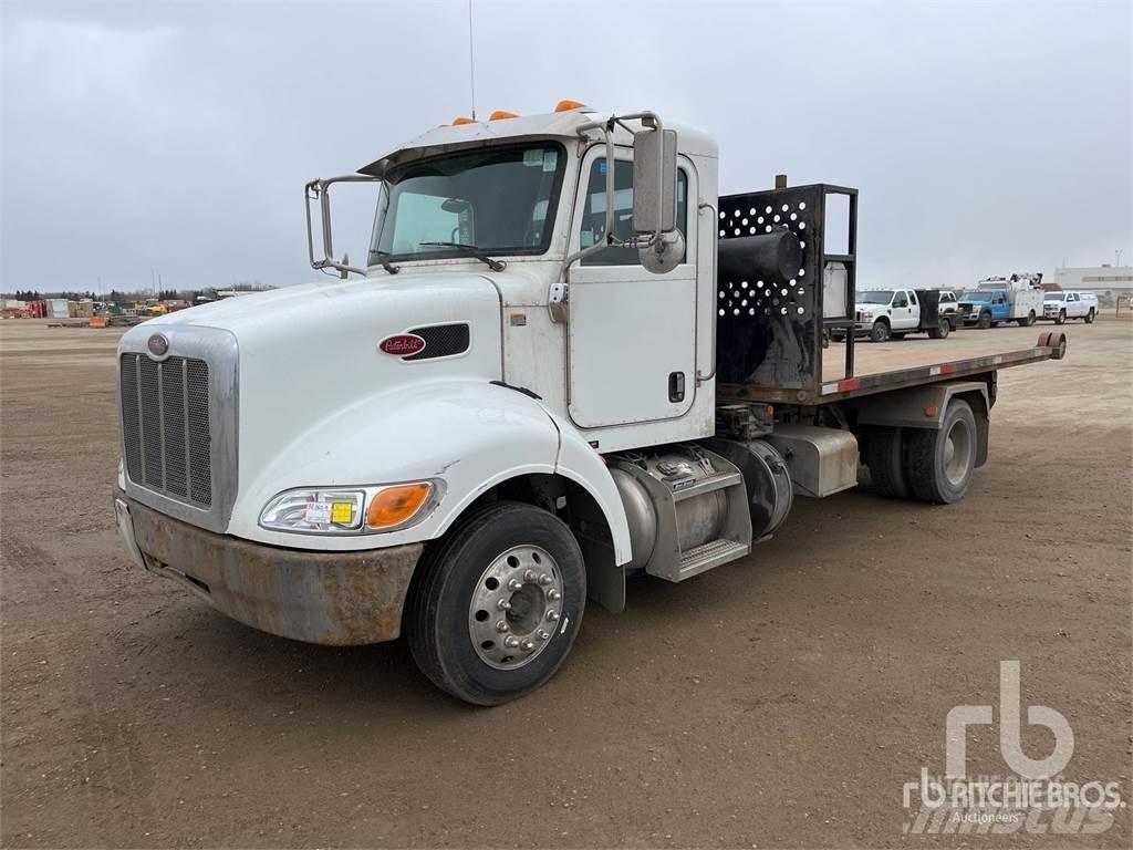 Peterbilt 330 Camion con gancio di sollevamento