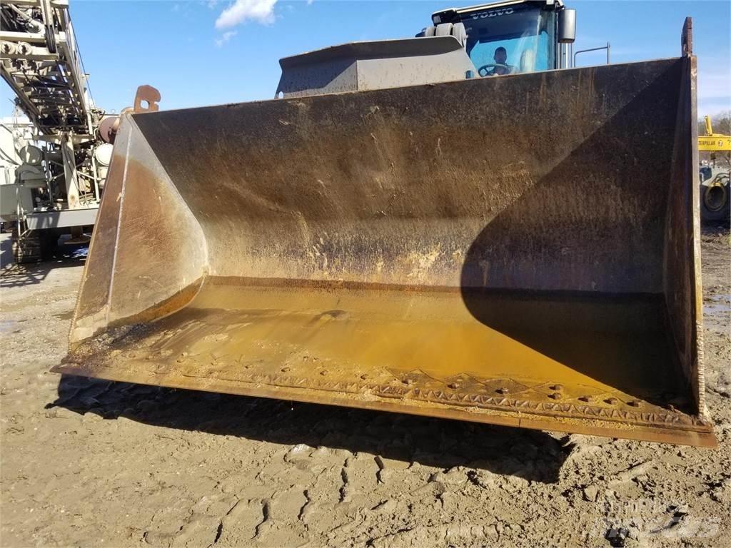 Volvo L180F Pale gommate