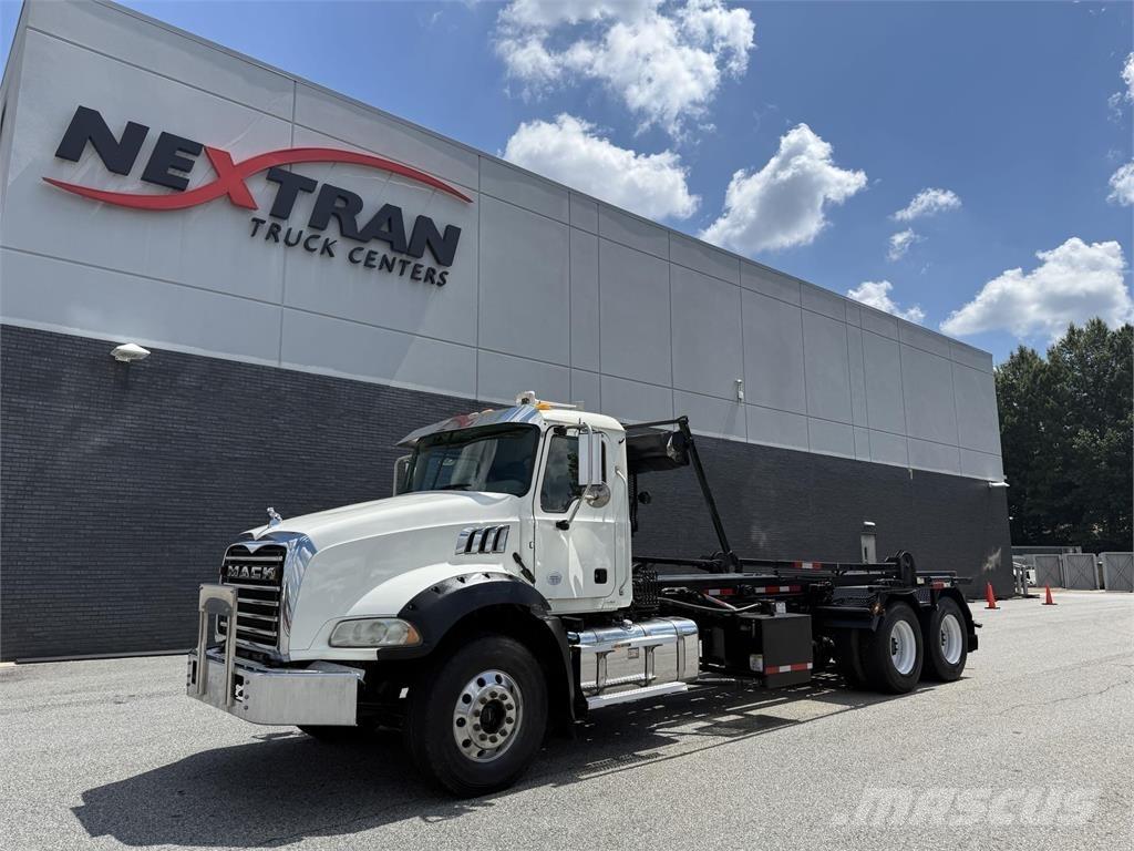 Mack GR64B Camion altro