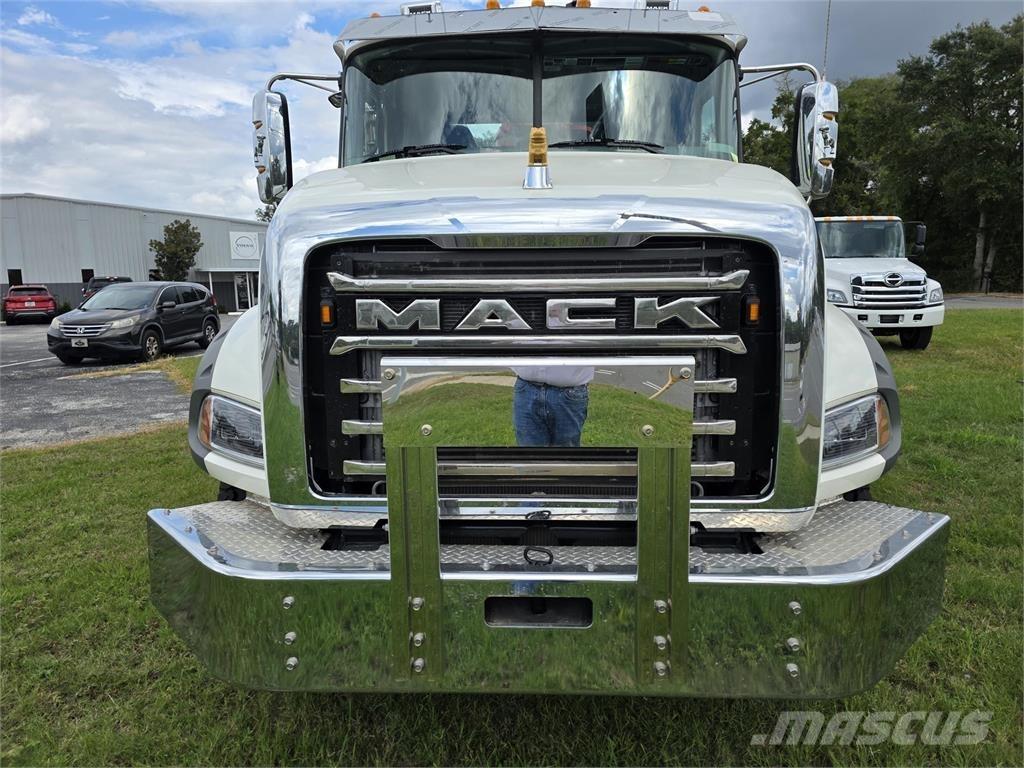 Mack GR64BR Camion ribaltabili