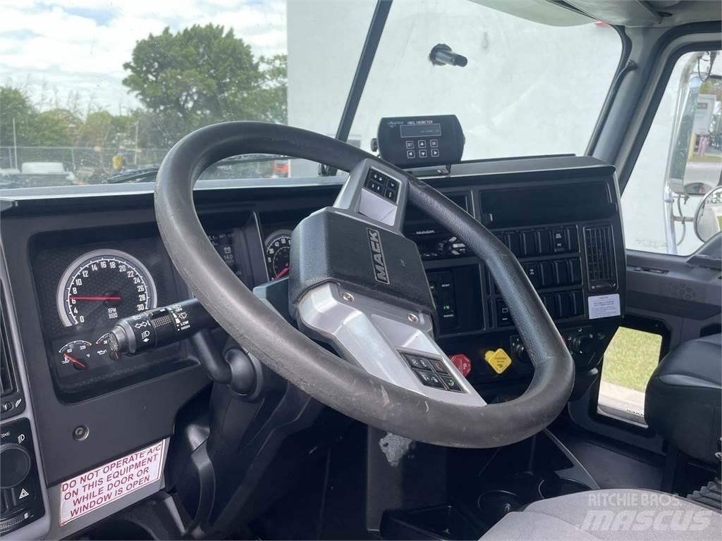 Mack GR64F Camion ribaltabili