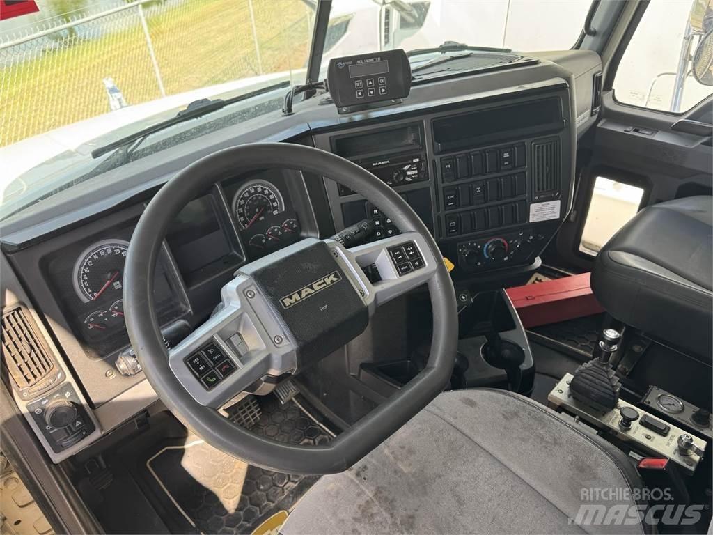 Mack GR64F Camion ribaltabili