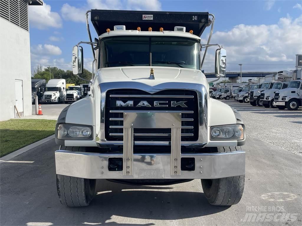 Mack GR64F Camion ribaltabili