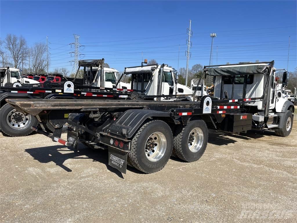 Mack GR64F Camion con gancio di sollevamento