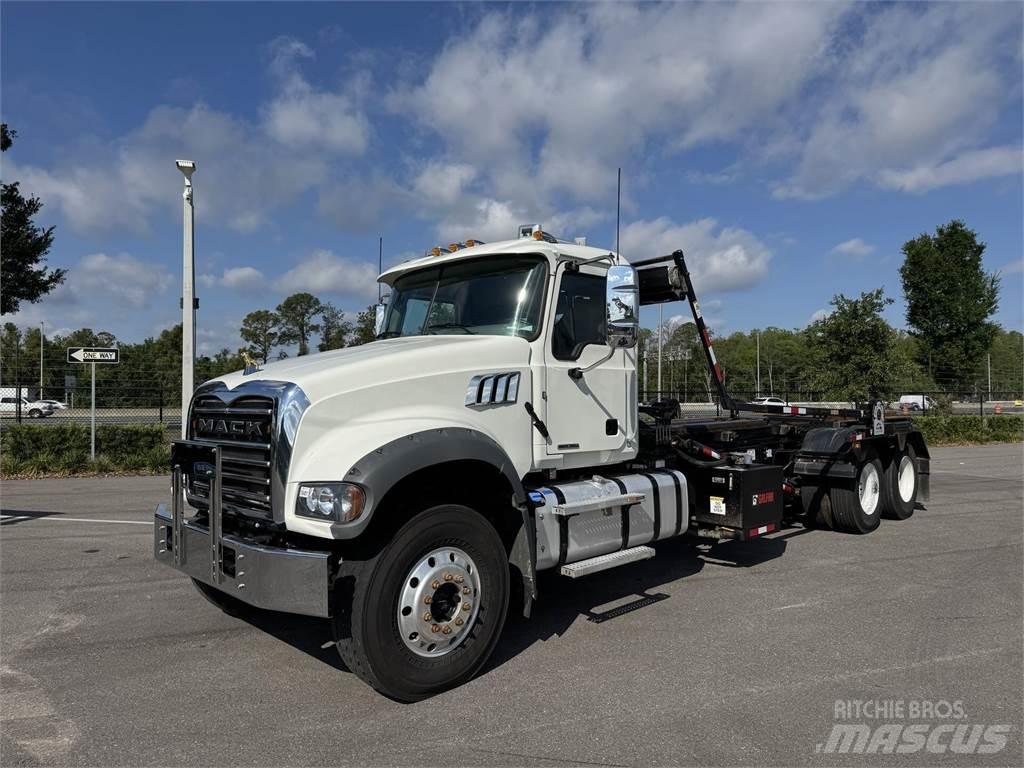 Mack GR64F Camion altro