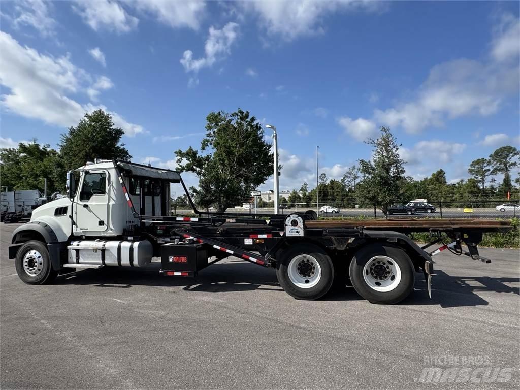 Mack GR64F Camion altro