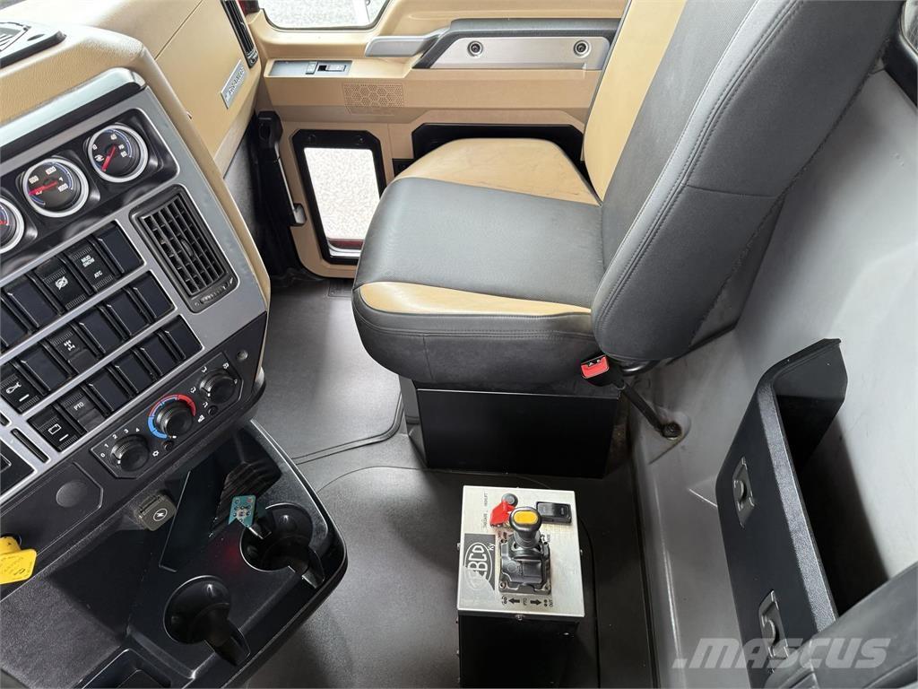 Mack GR64F Camion ribaltabili