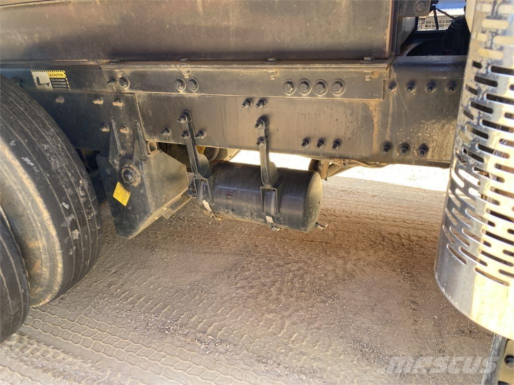 Mack GR64F Camion ribaltabili