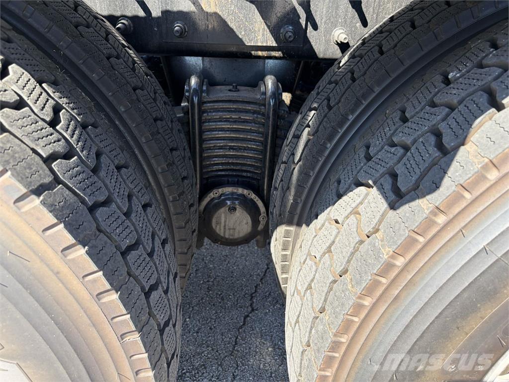 Mack GR64F Camion altro