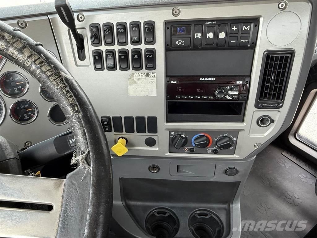 Mack GU813 Camion altro