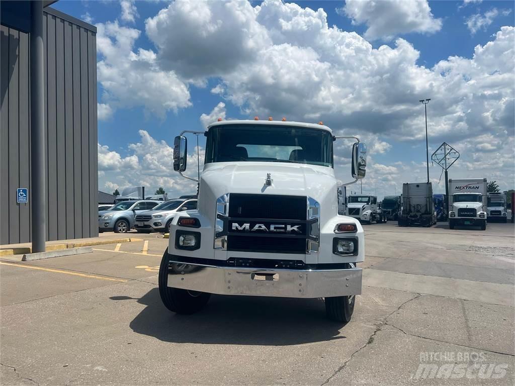 Mack MD742 Autocabinati