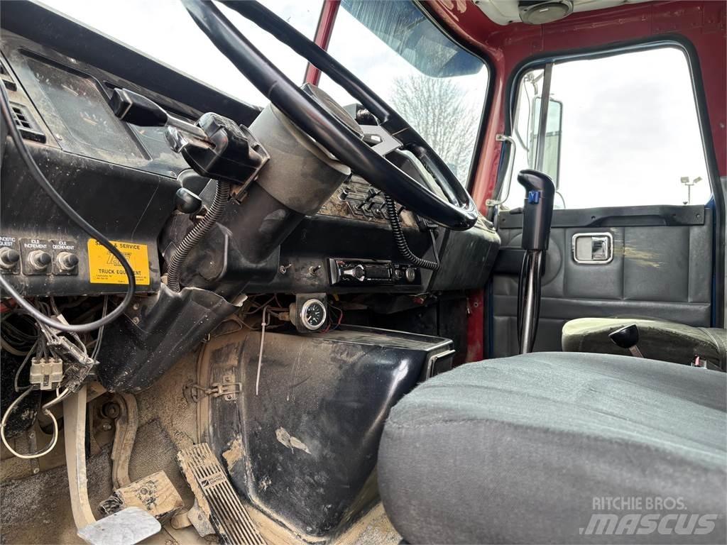 Volvo WG64T Camion ribaltabili