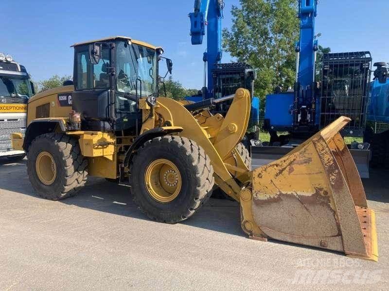 CAT 926M Pale gommate