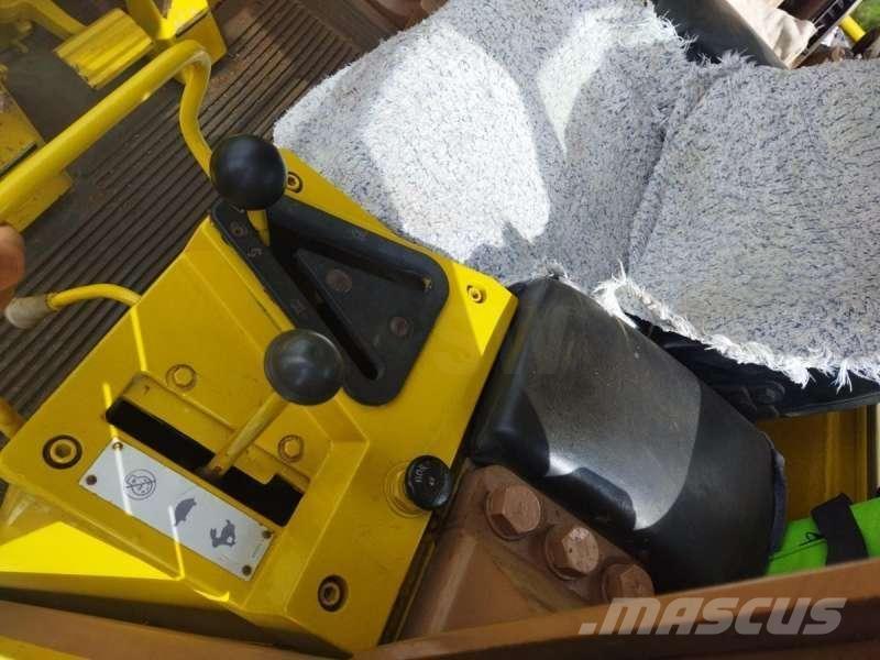 CAT 963 Pale cingolate