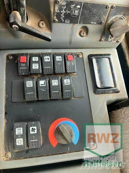 CAT 930H Pale gommate