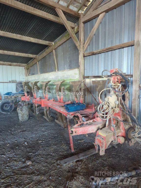 Kuhn VM 180 Aratri convenzionali